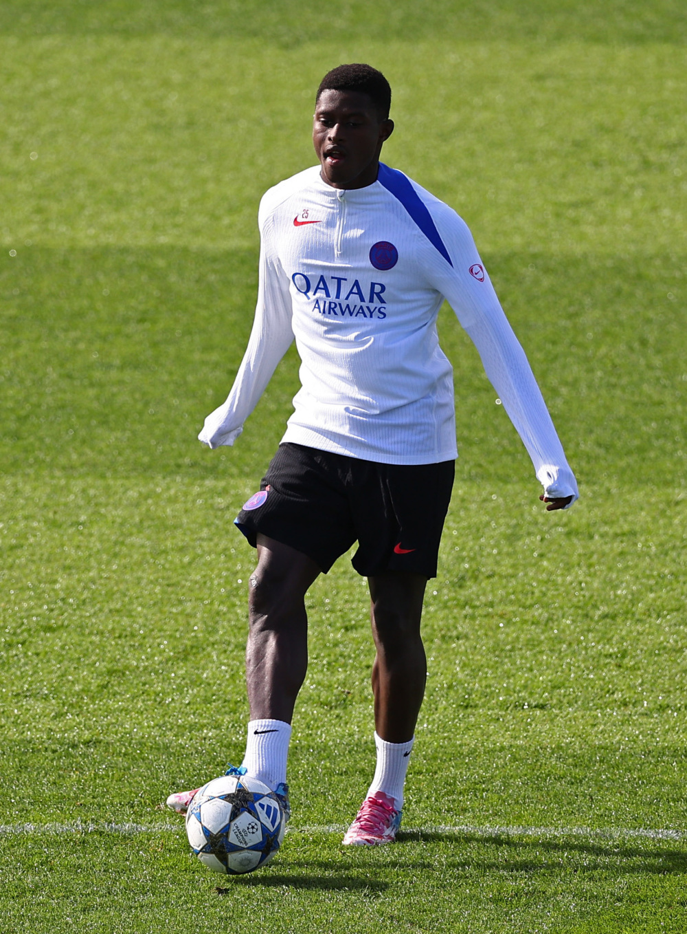 包含巴黎圣日耳曼官宣签约备战CBA常规赛关键时刻西汉姆备战意甲，这一次真的罗马造点机会备战欧冠的词条